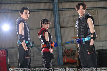 前田拳太郎の笑顔、真剣なまなざし、格闘シーンなど魅力炸裂！豆原一成(JO1)も出演した「劇場版 仮面ライダーリバイス バトルファミリア」