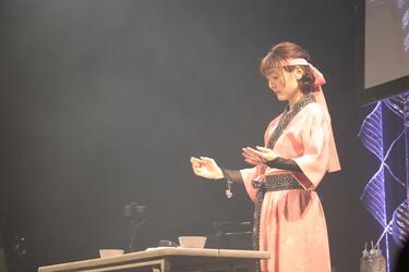 花澤香菜、忍びの頭領としてファンを魅了！ささやきの術とアコースティックライブが響いた「ディスティネーションの里☆」