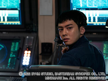 海軍の任務に奔走する黒髪短髪のチャウヌにクギづけ！ラブコメ演技とは別次元の、泥臭い芝居にも引き込まれるスクリーンデビュー作「デシベル」