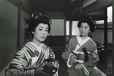 美空ひばりの底知れぬ実力を味わえる！一人二役に挑戦し、美しい歌声も披露した「おこんの初恋　花嫁七変化」