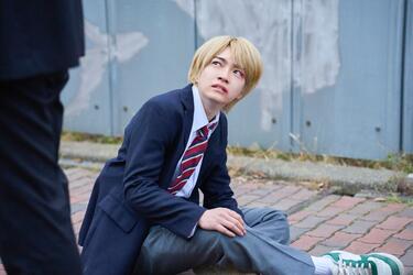 西畑大吾が売人役でイメージを裏切るアウトローな新境地！5周年イヤーに突入したなにわ男子メンバーたちの