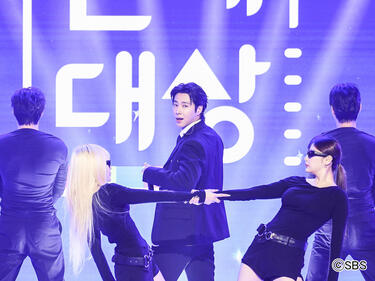 東方神起・ユンホのカリスマ性が凝縮された祝賀ステージも！チャンミン、ミンホ(SHINee)の