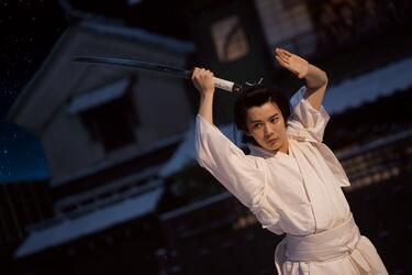 白装束を纏う<strong>長尾謙杜(なにわ男子)</strong>の鮮烈な美青年ぶり...「国宝」効果による歌舞伎人気が高まる中、映画「木挽町のあだ討ち」に集まる評判の声