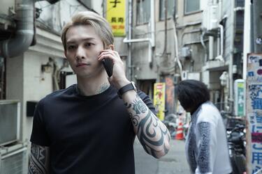 町田啓太がタトゥー姿で放つ貫禄...柳楽優弥＆松村北斗扮するバディが裏社会の暗部に足を踏み入れる「九条の大罪」