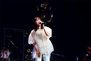 上白石萌音、歌手デビュー10周年へ！最新ライヴ「Mone Kamishiraishi 