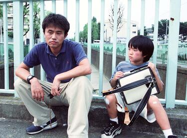 浜田雅功と子役時代の濱田岳が共演し、ダメ男と少年の心の交流を描いたハートフルドラマ！永作博美とのコミカルな会話劇も魅力の「ひとりぼっちの君に」