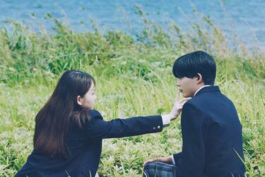 <strong>長尾謙杜</strong>×<strong>山田杏奈</strong>が抑制と揺らぎの芝居で好演!相次ぐ不審死の陰で深まる危うい初恋を描く「恋に至る病」