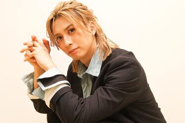 岡宮来夢インタビュー！初ソロコンサートが生中継決定...初日・千穐楽ゲストの黒羽麻璃央＆海宝直人は「僕の大好きな先輩」