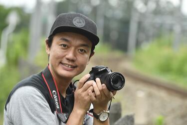 ななめ45°・岡安章介が「鉄道芸人」として愛され続ける理由。なぜ今も鉄道ファンに信頼されるのか