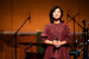 キャリアを振り返って思うこと...歌手であり女優、<strong>薬師丸ひろ子</strong>の軌跡