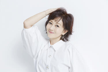 日本一忙しいアイドルと呼ばれた、<strong>浅香唯</strong>のかわいらしく大人っぽいステージにドキリ