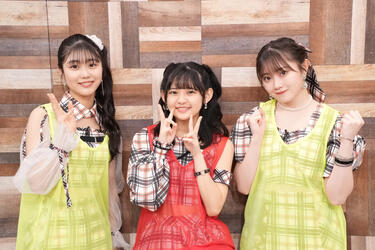 <strong>つばきファクトリー</strong>がにらめっこ!表情管理のコツを公開...<strong>八木栞</strong>「はっちゃけすぎてモザイクをかけてもらったほうが良いんじゃないかな(笑)」